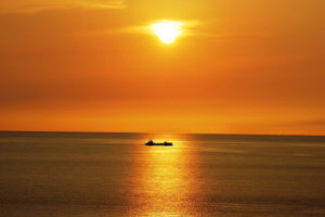 海と夕陽
